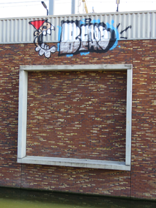 833783 Afbeelding van graffiti met een Utrechtse kabouter (KBTR) en de tekst 'BEAPS', op de muur langs de Kruisvaart ...